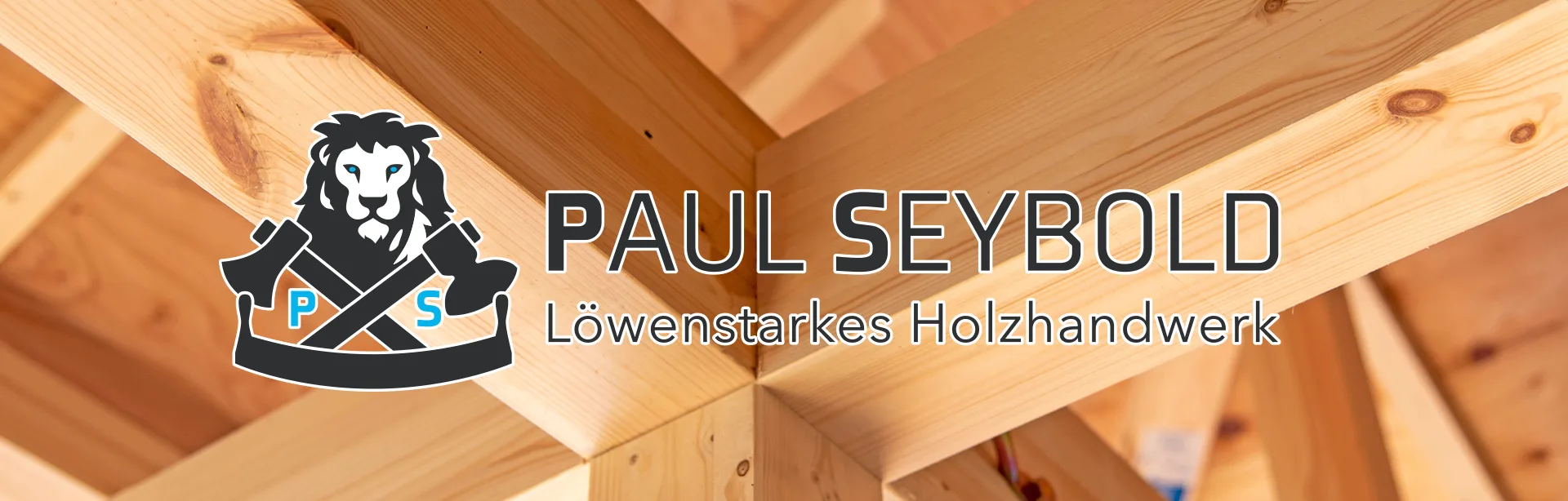 Dachstuhlkonstruktion eines Hauses aus Holz als Hintergrund mit Logo Paul Seybold